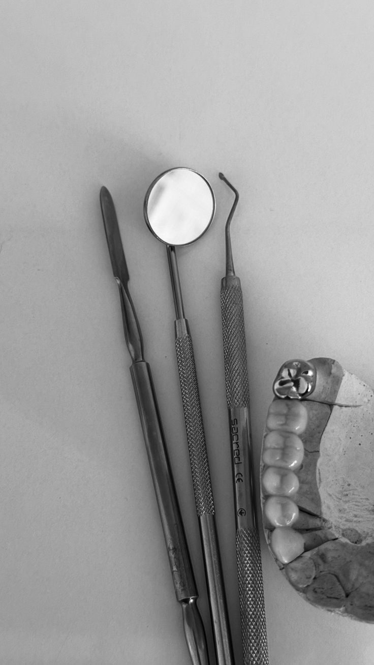 Dentální nástroje na světlém pozadí
